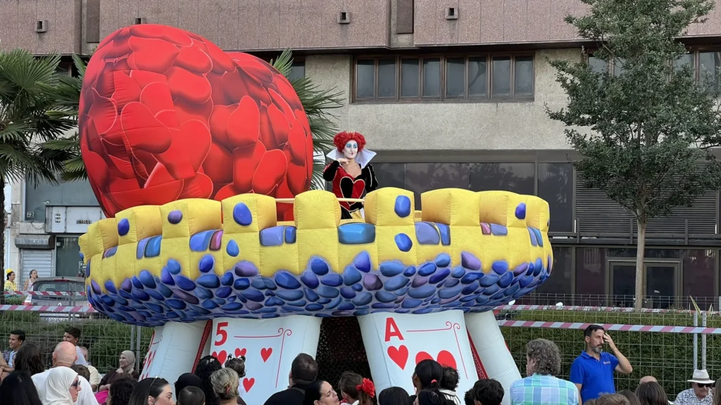 Reina de Corazones en su trono durante el espectáculo Wonderland de Brotóns Cabalgatas